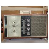 Admiral AM/FM radio with integrated clock in a wood case, in working condition 