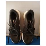 TUCSON Ladies Shoes Auction Friday 6:30pm PM 9/19/25 ID: 10389 (TUC)  (28 lots)