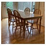 Sunset Trading light oak dining table with 4 chairs. The table measures: 59" × 36", 29,5" tall The c
