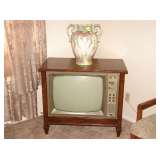 Turn this cabinet into a nifty retro bar!