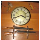 Wall hunting clock