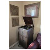 Victrola VV-110 with Albums