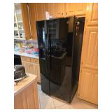 GE Refrigerator (Very Clean) 33 Inch Freestanding Side by Side Refrigerator 23.2 Cu. Ft. 