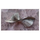 Vintage Marcel Boucher 839 Gold Tone Zig Zag Bow Pin Brooch