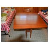 Table goes from 2ft wide to 8ft at full extension