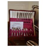 Rogers Silverplate, 8 Plstngs + Svc