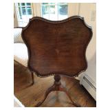 Chippendale, gallery tilt top table