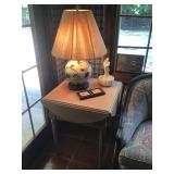 Square drop leaf table. Leaves down it’s 22”x22”x26” H