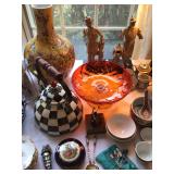 Vase, figurines