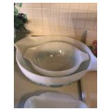 Pyrex bowls 