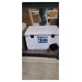 Igloo 90 qt. maxcold wheeled cooler 