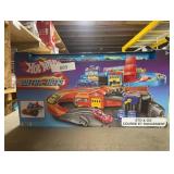 Hot Wheels Ultra Hots Sto & Go Trackset