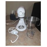 Kitchen Aide mixer with bowl and 3 mixing attachments