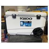 Igloo Latitude 137 Cans 90 Quart Rolling Cooler