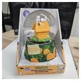 Peanuts Music Snomotion Waterglobe with Snoopy Doghouse
