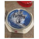 Wolf plate with cub