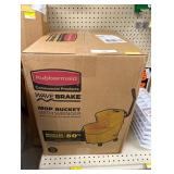 Rubbermaid WaveBrake 35 qt Mop Bucket Yellow