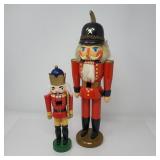 143 HolidayNutcrackersPair