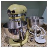 62 KitchenAidK45HouseholdMixer&Extras