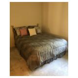 Brass Queen Bed – Complete Set with Mattress & Bedding