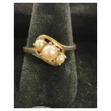 10KT RING WITH PEARLS