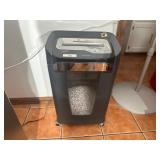 Staples cross-cut shredder with clear bi