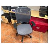 Comfortable mesh office chair with conto