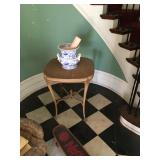 Cute table and blue and white urn 