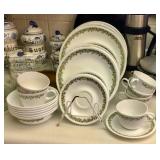 Service for 4 green daisy