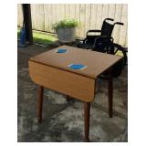 Drop leaf table