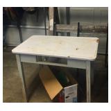 Porcelains topped table