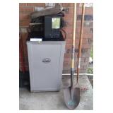 Smoker uses wood pellets