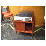 Vintage cabinet + vinyls 33 and 45s