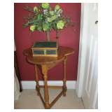 Ethan Allen  circa 1776 Collection   clover leaf lamp end table