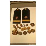 https://www.ebay.com/itm/114185492881	AB0212 VINTAGE MILITARY LOT OF PINS, BUTTONS, & SIDE BOARDS (M