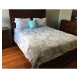 https://www.ebay.com/itm/114186825787	PA029: White on Grey Queen Comforter $20