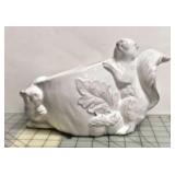 https://www.ebay.com/itm/124121382390	SM3045: WHITE CERAMIC BOWL WITH SQUIRREL DETAIL