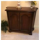 https://www.ebay.com/itm/124856472457	KG0023 Wooden Hall Cabinet Local Pickup