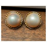 https://www.ebay.com/itm/124977506902	LRM4042 14 KT 585 White Pearl Center Stone Pierced Earrings 	 
