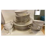 https://www.ebay.com/itm/115142022404	GE6010 Triumph Homer Laughlin Plume China 30 Pieces (Plates, B