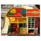 https://www.ebay.com/itm/115142022401	"LAN7806 Vintage Fisher Price Parking Ramp Service Center, Gas