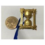 https://www.ebay.com/itm/115195558430	Momus 2001 KOM PIN NEW ORLEANS MARDI GRAS KREWE FAVOR  Z7322		