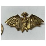 https://www.ebay.com/itm/115195566892	Momus 2007 KOM PIN NEW ORLEANS MARDI GRAS KREWE FAVOR Z7321		O