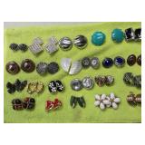 https://www.ebay.com/itm/115286473297	LAN3532 LOT OF 22 VINTAGE CLIP ON  EARRINGS		Auction Starts 3/