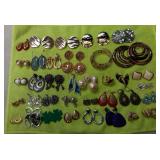 https://www.ebay.com/itm/125190816220	LAN3533 LOT OF 35 VINTAGE PIERCED EARRINGS		Auction Starts 3/1