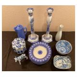https://www.ebay.com/itm/115942048615 CV1035 LOT OF BLUE FLORAL CERAMIC TABLE WARE AND DECORATION 11
