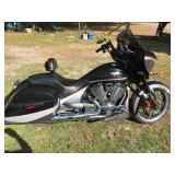 2016 Victory Magnum, 4663 miles on it, aftermarket mirrors, handlebars highway bars and foot pegs. 