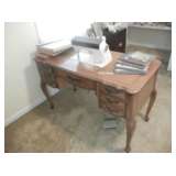 Singer machine in lovely cabinet
