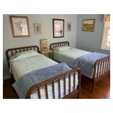 Pair cou try spool beds