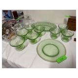 LARGE SELECTION OF MIXED VINTAGE GLASSWARE 